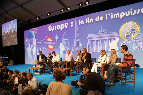 De gauche à droite, on reconnaît Michel Barnier, ministre de l'Agriculture et de la Pêche - Brice Hortefeux, ministre de l'Immigration, de l'Intégration, de l'Identité nationale et du Développement solidaire - Jean-François Copé, Président de l'UMP. / Visuel : D.R.
