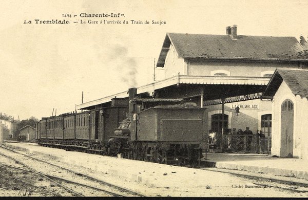 Une des locomotives de la Compagnie des chemins de fer de la Seudre en gare de La Tremblade / Coll. AD 17 - éd. F. Braun