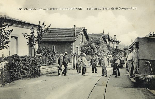 La locomotive arrive, le tramway va pouvoir partir. / coll AD 17 -