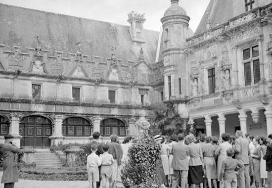 29 mai 52, Château d'Usson dans la cour / Visuel : D.R.