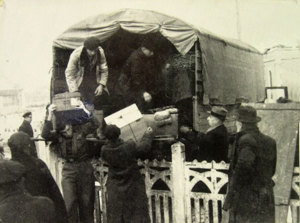 Arrivée en gare de Saujon des camions transportant les évacués. / Coll. Privée DR