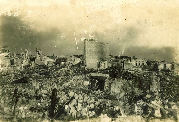 Au centre-ville, seuls quelques pans de mur ont résisté. / Coll. privée DR