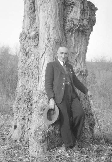 Avril 48, M. Fouillade devant le gros arbre / Visuel : D.R.