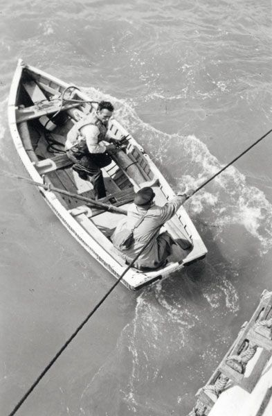 Bateau pilote PG1 : Gérard Drapeau aux avirons, le pilote Nelson Bétizeau tenant le faux bras. / Visuel : D.R.