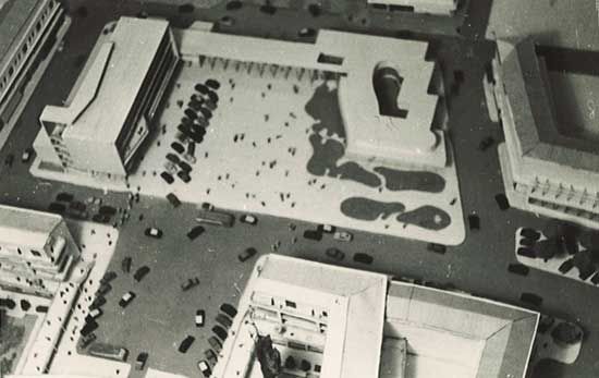 À gauche, le centre administratif ; à droite, la galerie commerciale. / coll. M.Canellas