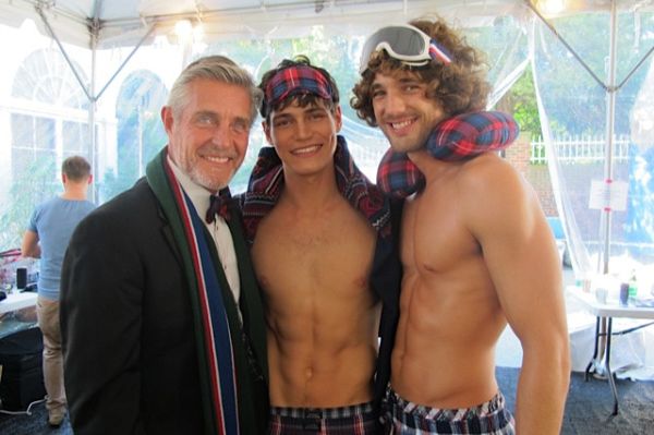 De gauche à droite : Bernard Fouquet avec Sam et Max, les deux anglais du casting / Photo : Bernard Fouquet