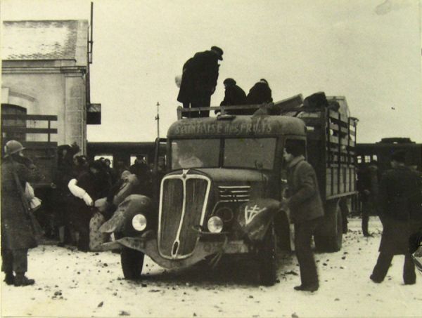 De nouvelles évacuations ont lieu après le bombardement. Ici, l'arrivée des camions en gare de Saujon. / Coll. privée DR