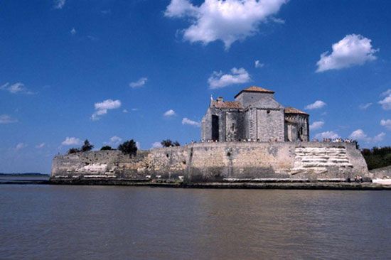 Eglise de Talmont-sur-Gironde _ vue de la Gironde / Visuel : D.R.