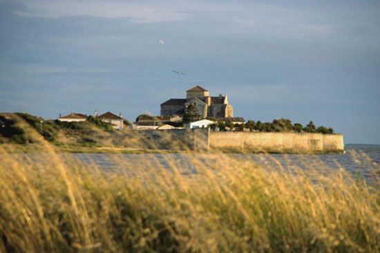 Eglise de Talmont-sur-Gironde_vue des terres / Visuel : D.R.