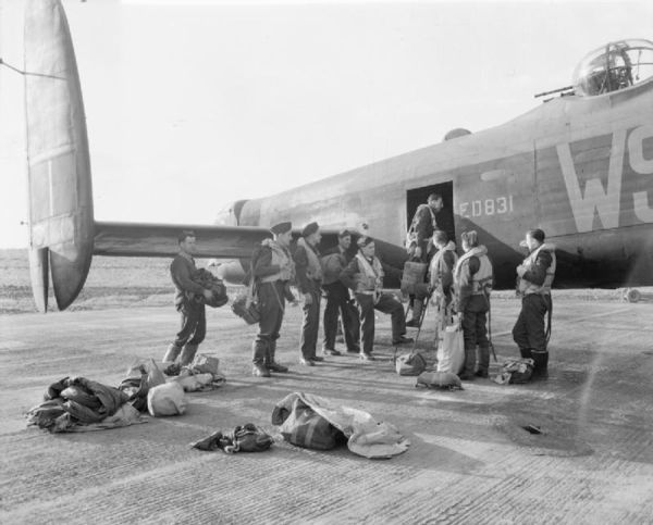 Embarquement de l'équipage d'un Lancaster. / Coll. E. Renoux