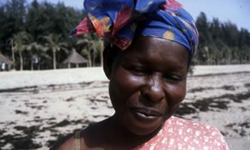 Femme sénégalaise à Nianing / Visuel : D.R.