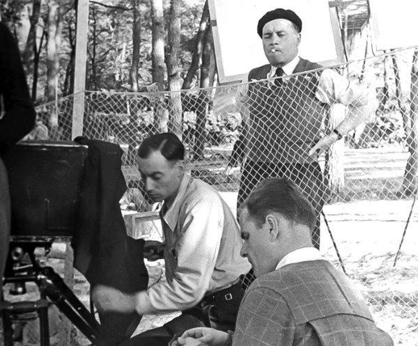 Le photographe de Fièvres, Serge Dupeux, en plein travail, au coté de Jean Delannoy, sous le regard d'un connaisseur, l'opérateur S. Huho (debout). / Coll. Serge Dupeux