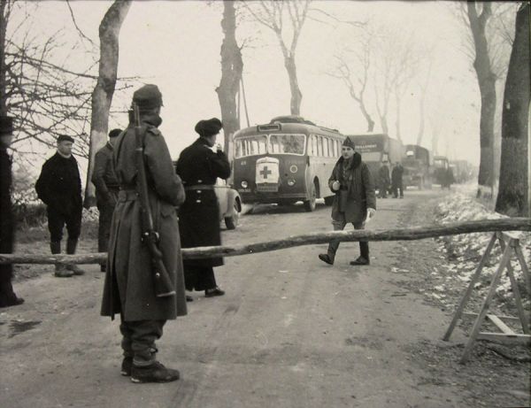 L'arrivée des secours après le bombardement. / Coll. privée DR
