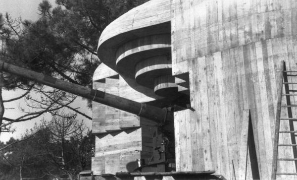 La batterie du Requin (GI 09). Même le canon a été camouflé à la peinture. / Coll. E. Renoux