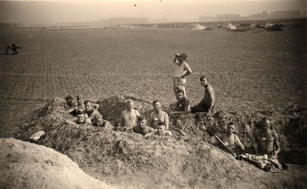 La ligne de UP 200 en construction. / Coll. E. Renoux