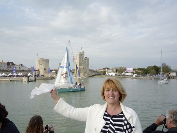 La marraine, Marie-Pierre Quentin, très émue par le départ de son bateau. / cliché P.L. Bouchet