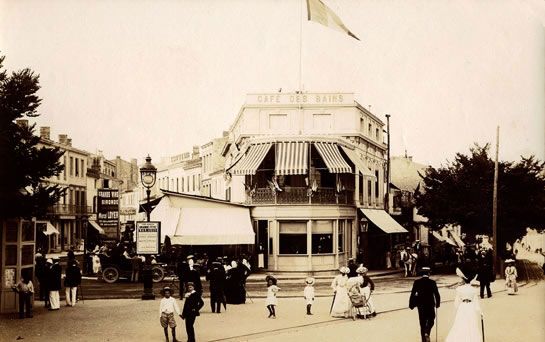 Le Café des Bains, jour de fête / Collection Jacques Daniel