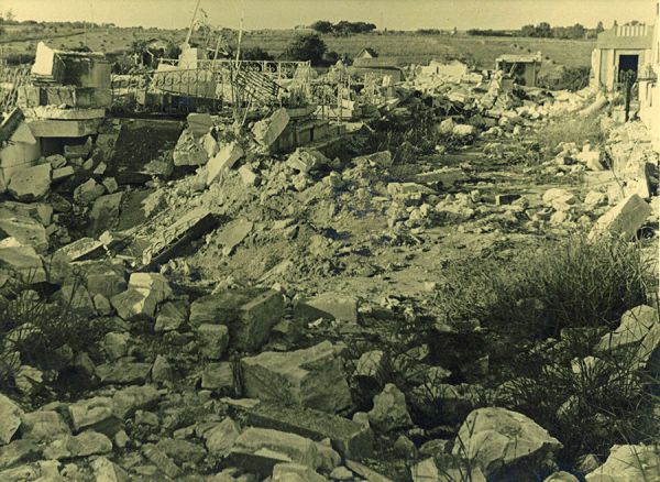 Le cimetière des Tilleuls dévasté par les bombes. / Coll. privée DR