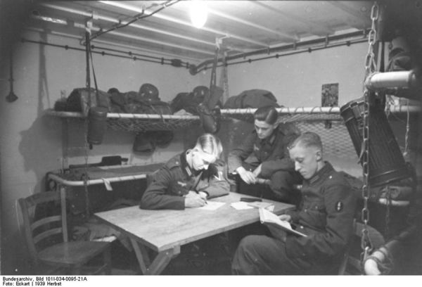 Le courrier dans les blockhaus. / Coll. Bundesarchiv
