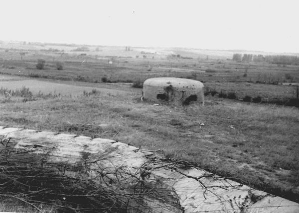 Le Panzerwerk de Belmont (Pzw III). Cloche 6 créneaux montée sur abri béton. / Coll. E. Renoux