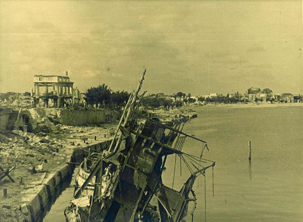 Le port, au fond les ruines du Café des Bains. / Coll. privée DR
