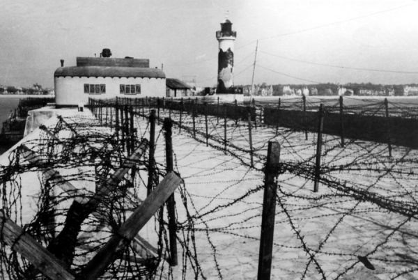 Le port de Royan (GI 26). Abri pour projecteur 150 cm. / Coll. E. Renoux