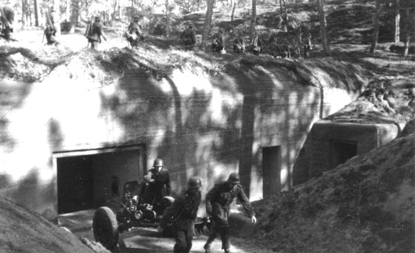 Les canons prennent l'air à la Coubre. / Coll. E. Renoux