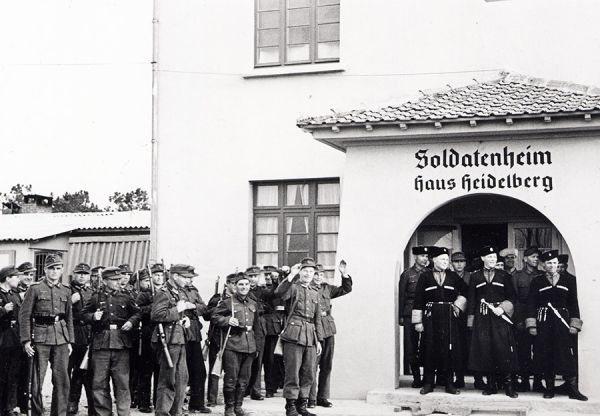 Les cosaques devant leur foyer à Pontaillac (futur restaurant la Chaumière). / Coll. E. Renoux