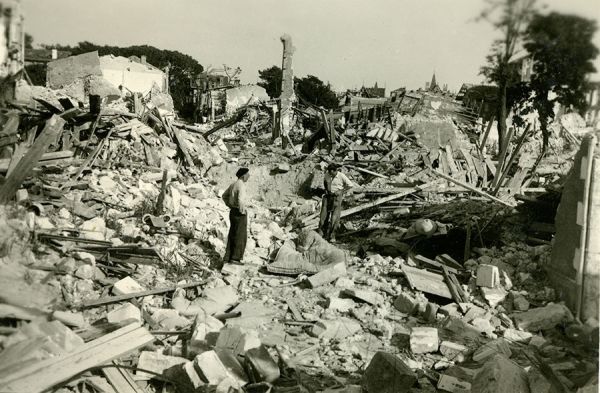 Les Royannais à la recherche de leurs biens dans les ruines. / Coll. G. Courtin