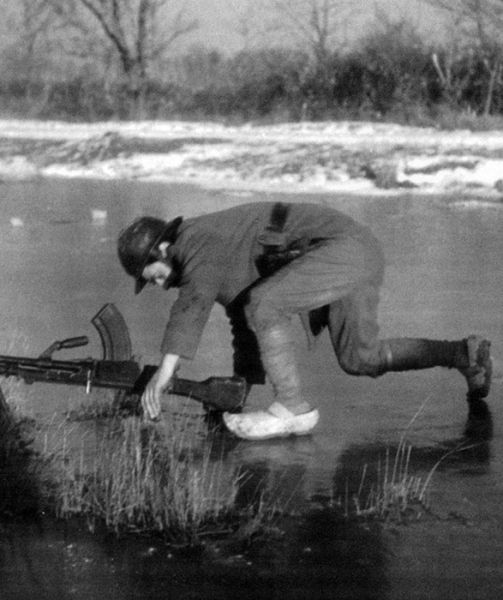Les ”soldats en sabots” / Coll. ECPAD