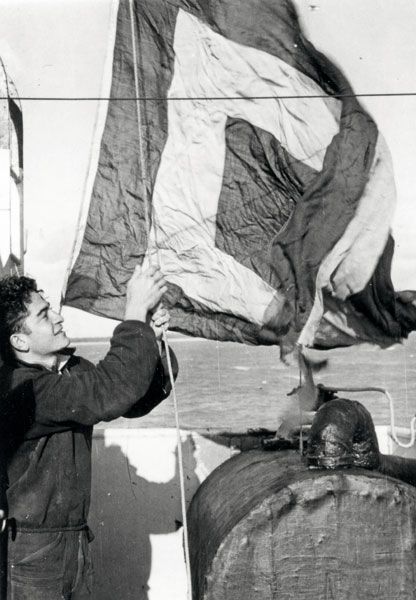 Michel Gaudin envoyant le pavillon pilote. / Visuel : D.R.