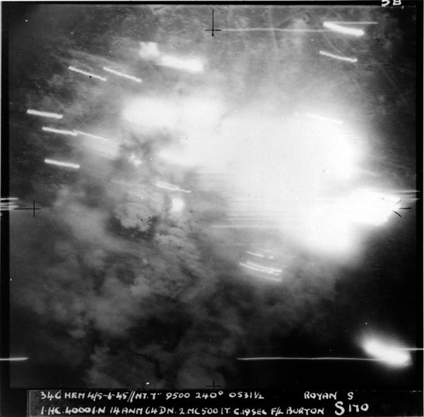 Photo aérienne du bombardement 1. / Coll. G. Binot