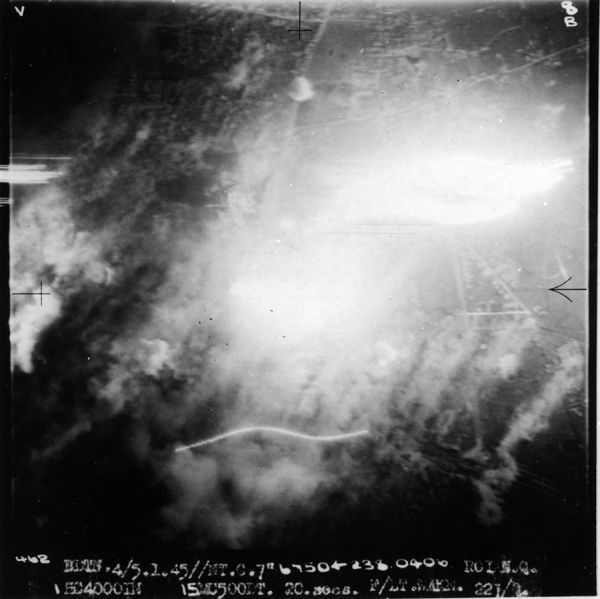 Photo aérienne du bombardement 2. / Coll. G. Binot