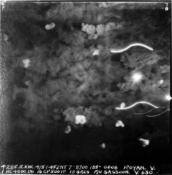 Photo aérienne du bombardement 3. / Coll. G. Binot