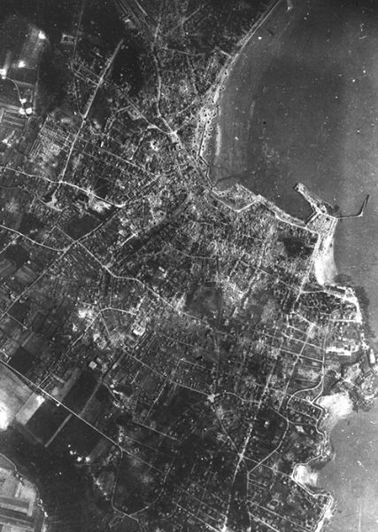 Photo aérienne du bombardement 4. / Coll. G. Binot