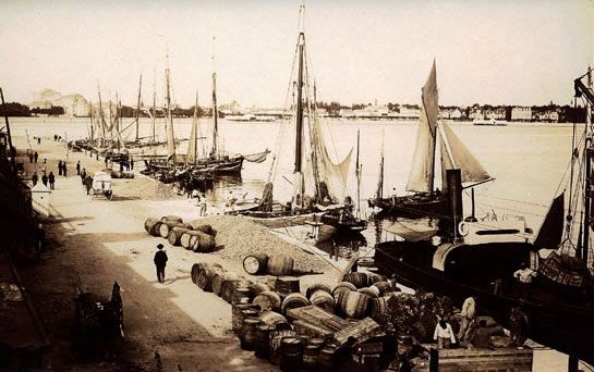 Port de Royan en 1900, les gabarres déchargent le vin / Collection Jacques Daniel