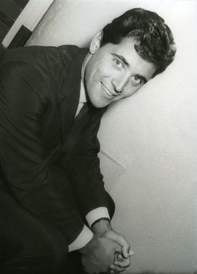 Sacha Distel, des pommes, des poires et des ”tas-de-nanas”. / Photo : Henri Marcou