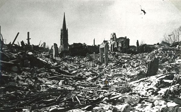 Seul le clocher de l'église est resté debout en janvier 1945. / Coll. privée DR
