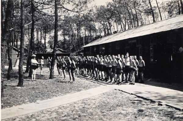 Shorts et ballon de volley pour le moral. / Coll. E. Renoux