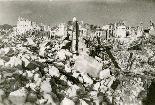 Un amas de ruine. / Coll. G. Courtin