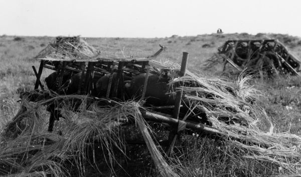 Un Wurfgerat. Un système camouflé de lancement de fusées sur la ligne de terre. / Coll. E. Renoux