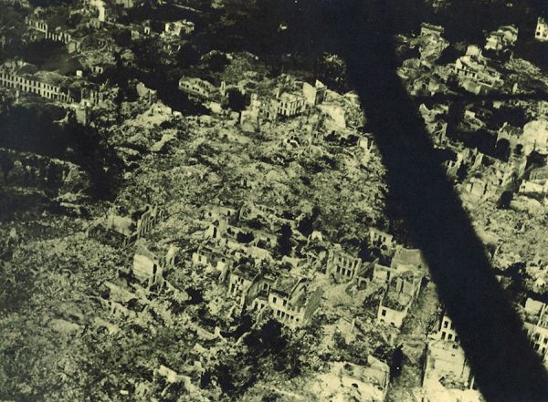 Vue aérienne des destructions. / Coll. privée DR