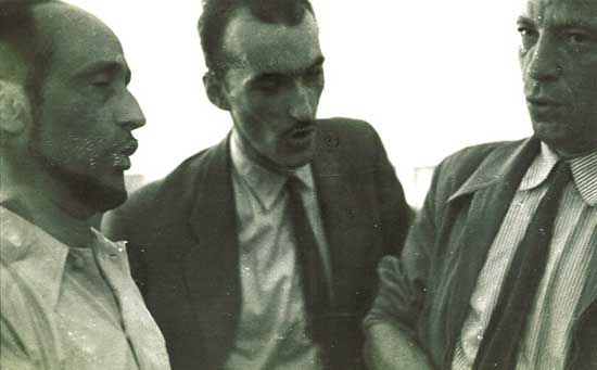 Zimmer, Francisque Perrier et Patou en train d'entonner le ”pompier”. / coll. M.Canellas