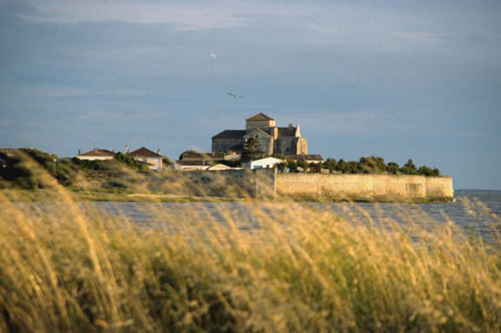 Eglise de Talmont-sur-Gironde_vue des terres