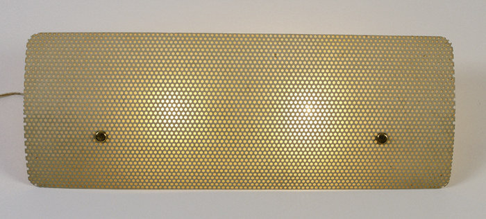 Applique rectangulaire en métal perforé laqué beige. 1953, Edition Disderot - fiftease. H : 25, l : 70 (cm)