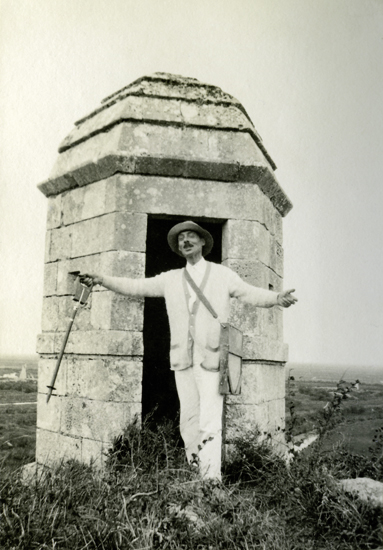 Geo Maresté pose devant une échauguette lors d'une excursion à Brouage.