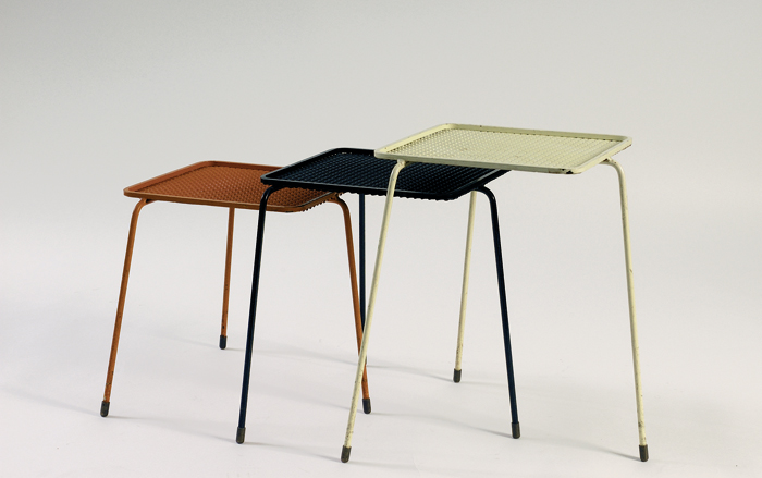 Trois tables gigognes modèle « soumba » en métal gaufré laqué rouge, noir et jaune. Embouts pieds laiton. 1956, Edition société Matégot - Galerie Kréo. H : 47, l : 33, P : 37 (cm)