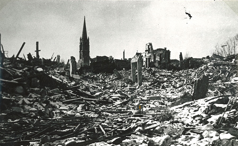 Seul le clocher de l'église est resté debout en janvier 1945. Coll. privée DR
