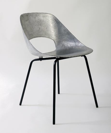Chaise modèle « tulipe » à coque en aluminium moulé. Piétement en métal laqué noir. 1953, Edition Steiner - fiftease. H : 70, l : 45, P : 41 (cm)
