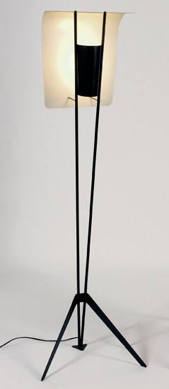 Lampadaire modèle « cerf-volant » avec déflecteur en métal perforé laqué blanc et cache-ampoule en métal laqué noir et blanc. Pied en métal laqué noir et tige laiton. 1953, Edition Disderot - Courtesy galerie Kréo. H : 150 (cm)